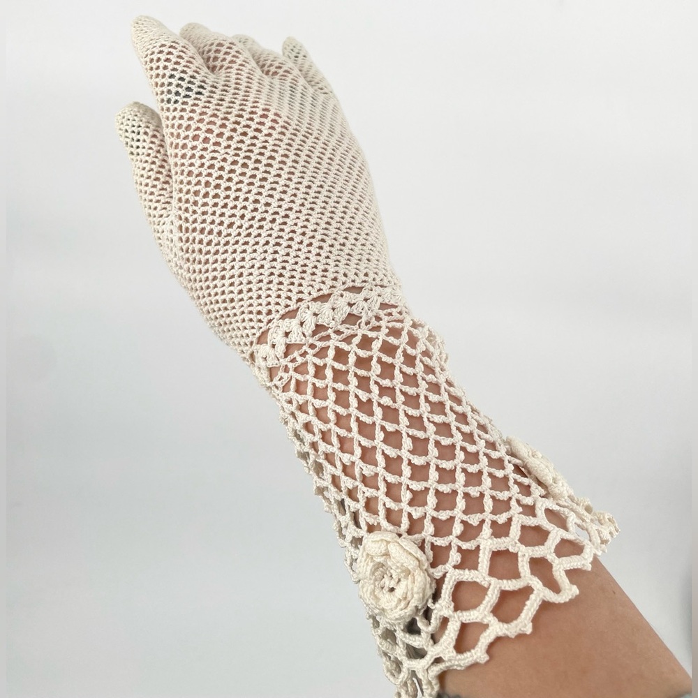 Fantastic Handmade Vintage Crocheted Cream Sheer Gloves With 3D Rosettes - Picture 6 of 12